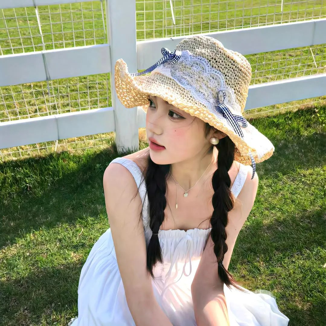 坐在酒吧里吃蛋糕